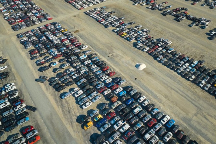 Jak uniknąć problemów na parkingach lotniskowych