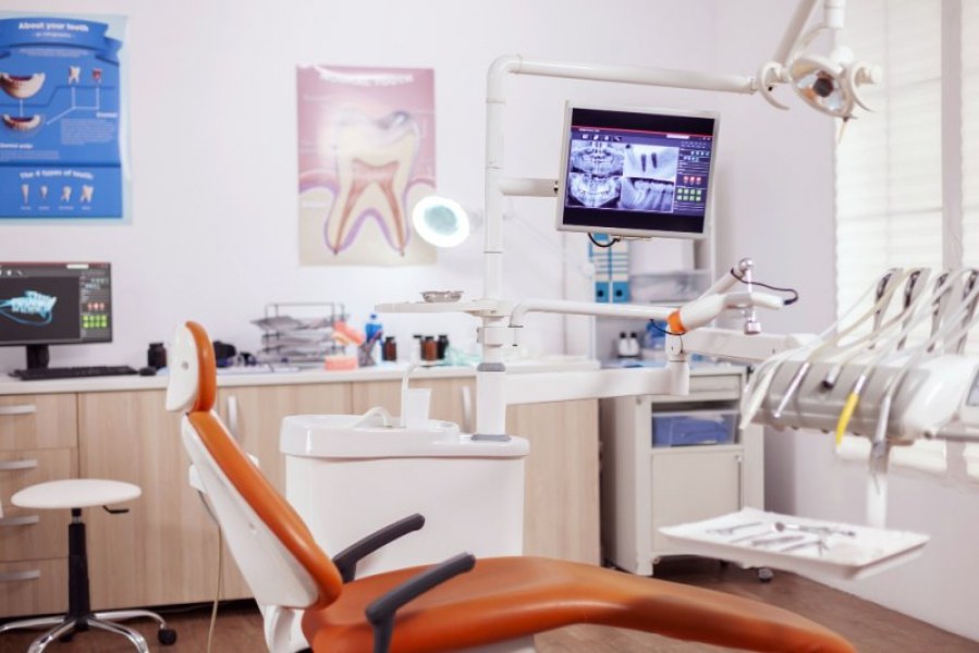 Jakie zabiegi wykonuje stomatolog? Gdzie szukać specjalisty?