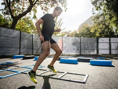 Praca trenera personalnego z mężczyznami około 40. roku życia