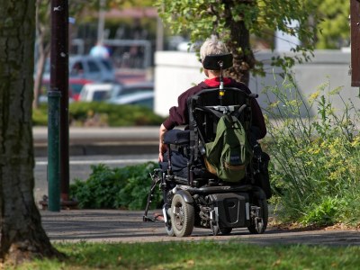 Wózek inwalidzki elektryczny – ułatwienie dla niepełnosprawnych